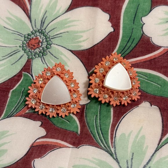 💰3/$15💰1950's coral rhinestone clip on earrings made in Japan - Picture 4 of 9